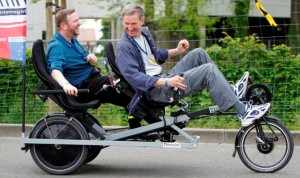 Zwei Männer auf einem Spezialrad