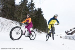 Zwei Pedelec-Mountainbikes im Schnee