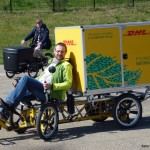 Foto eine Mannes auf dem Armadillo-Lastenrad von Velove aus Schweden