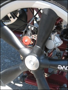 Foto eines Rades des Armadillo bei dem man die beiden Bremssättel sieht.