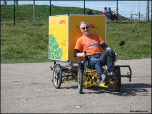 Mann auf dem Protoyp des Lastenrads Armadillo von Velove