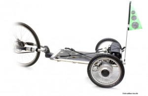 Foto des aidoo-Hängers mit E-Antrieb an einem Fahrrad