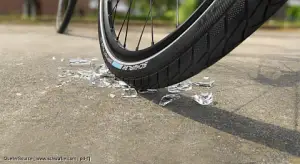 Glasscherben und ein Fahrradreifen
