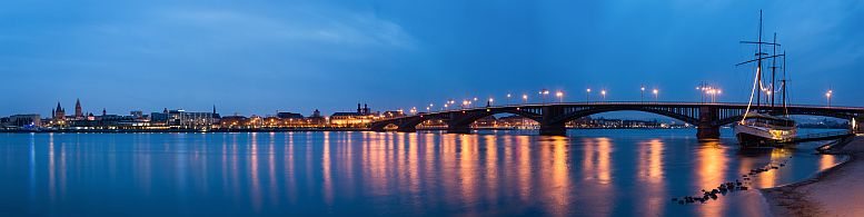 Mainz Theodor-Heuss-Bruecke blaue Stunde Panorama