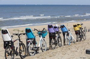 Fahrräder am Strand mit Kindersitzen von Yepp