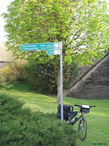 Pedelec an einem Schild auf dem Saarland-Radweg