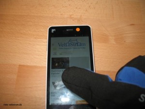 sealskinz_helvellyn_glove_smartphone