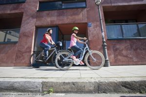 Jetzt legal: Mutter und Kind mit dem Rad auf dem Geheweg unterwegs