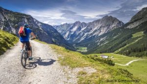 Mountainbiker mit Ebike in den Alpen
