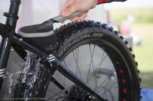 Mountainbike wird mit Wasserbürste gereinigt