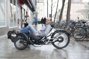 Gunnar Fehlau auf einem Liege-Dreirad