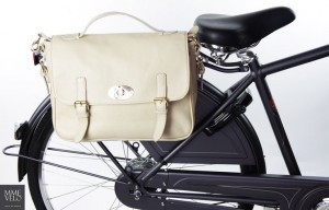 Weisse Tasche von Madame Velo am Gepäckträger