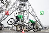 Zwei Radfahrer machen eine Vollbremsung