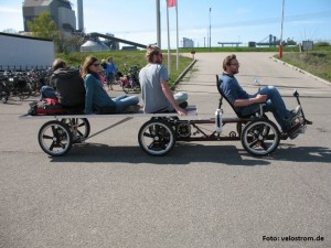 Vier Menschen auf dem Lastenrad Armadillo von velove