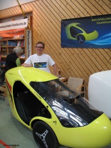 Foto des Arcus-Velomobil mit dem Konstrukteur Arto Joutsimäki