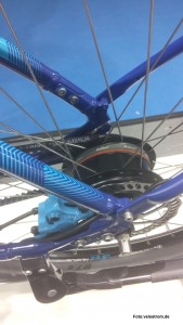 Foto von NuVinci N360, Gates-Riemen, Rahmen und Bremssattel in blau des Boston E Beltdrive.
