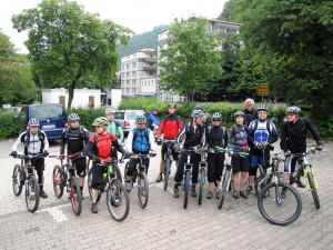 Eine Gruppe von Mountainbikern auf einem Parkplatz