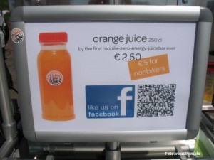 Foto des Schildes "First zero-emission juice bar ever!"
