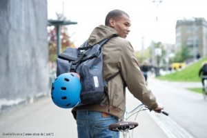 Mann mit dem Rucksack Urbanite von Abus auf dem Rücken