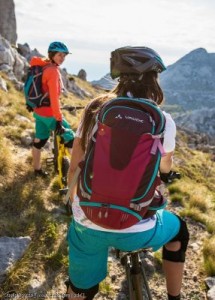 Zwei Frauen auf Moutainbikes  & mit Rucksäcken in den Bergen