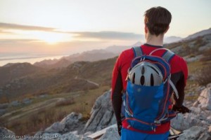 Mann bei Sonnenuntergang im Gebirge mit Rucksack "Moab" von Vaude