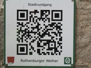 Foto eines QR-Codes am Stadtrundgang in Dinkelsbühl.