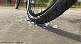 Glasscherben und ein Fahrradreifen