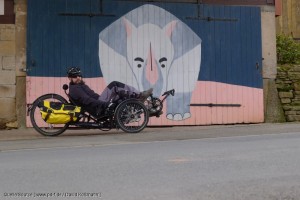 Liegerad vor interessantem Wandgemälde