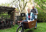 Raphael Draeger und Thomas Schmidt auf einem Lastenrad
