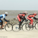 Winterliches Radrennen an der niederländischen Küste.