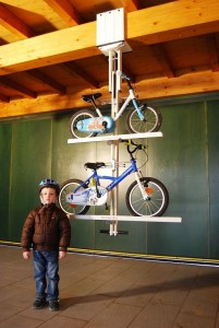Flat-Bike-Lift mit zwei Kinderrädern