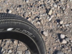 Die Reifen bei Gravelbikes sind breiter als die gängigen Rennradreifen und zudem deutlich profilierter.