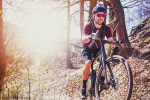 Gravelbiker im Wald