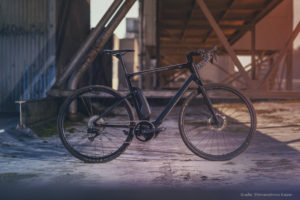 Gravelpedelec mit Shimano-Komponetnen in einer Scheune