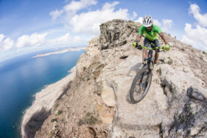 MTB-Fahrer an einer felsigen Küste auf Lanzarote.