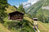 e-Biker vor einer Almhütte