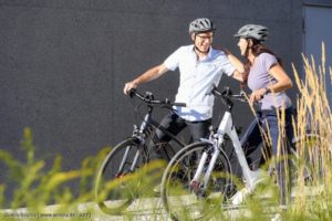 Mann und Frau mit Tiefeinsteiger-Fahrrad