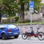 lastenrad-auf-parkplatz