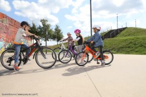 gruppe radfahrender kinder