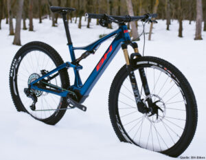 Das iLYNX RACE-carbon in blau im Schnee.