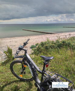 velostrom-ebike-am-strand-damp