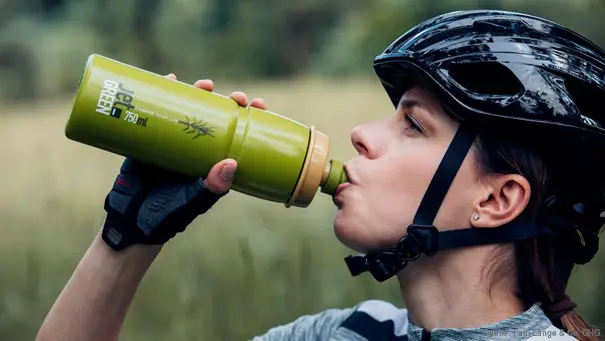 elite-jet-green-fahrradflasche-zuckerrohr-action