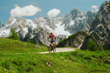 biker-vor-bergkulisse-in-slowenien