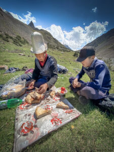 cedric-tassan-bikepacking-kirgisistan-essen-mit-einheimischen