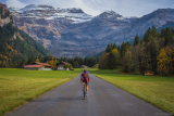 Ein Rennradfahrer vor einer Bergkulisse