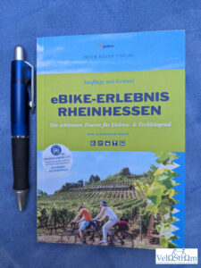 e-bike-erlebnis-rheinhessen-alexander-kraft-cover-radreisebuch-groessenvergleich-kugelschreiber