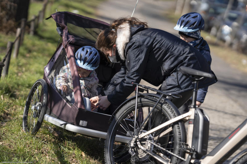 croozer-vaaya-fahrradanhaenger-mit Kind