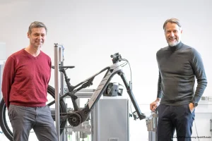 Zwei Männer vor einem Rollenprüfstand für E-Bikes