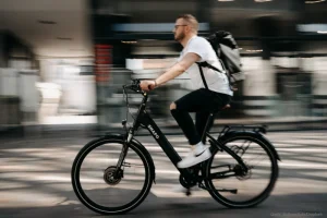 Mann auf einem E-Bike im Stadtverkehr