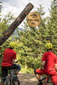 Zwei Mountainbiker am Eingang zum Alban Lakata-Trail